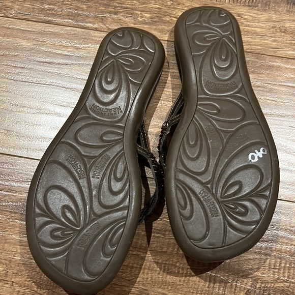 Kenneth Cole Reaction beaded thong sandals - Picture 6 of 10